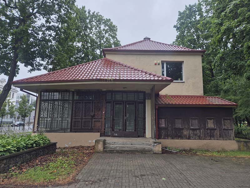 Vieno aukšto Stasio Kudoko projektuota vila su vitražiniais langais.